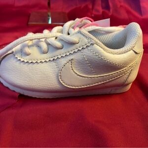 Nike White Sneakers Classic Low-Top Design